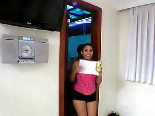 Fans Lick Their Idol'_s Gorgeous Ass - Lola got applause but she wants more