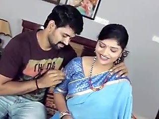 Telugu aunty sashi sizzling navel flash