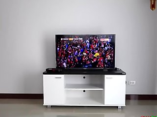 Thai girlfriend entices her boyfriend to abandon the game for her pussy