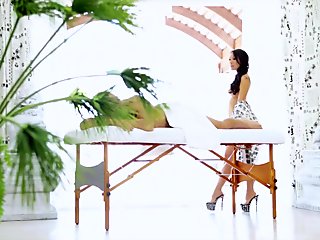 Gorgeous Asian Asa Akira delivers the perfect massage